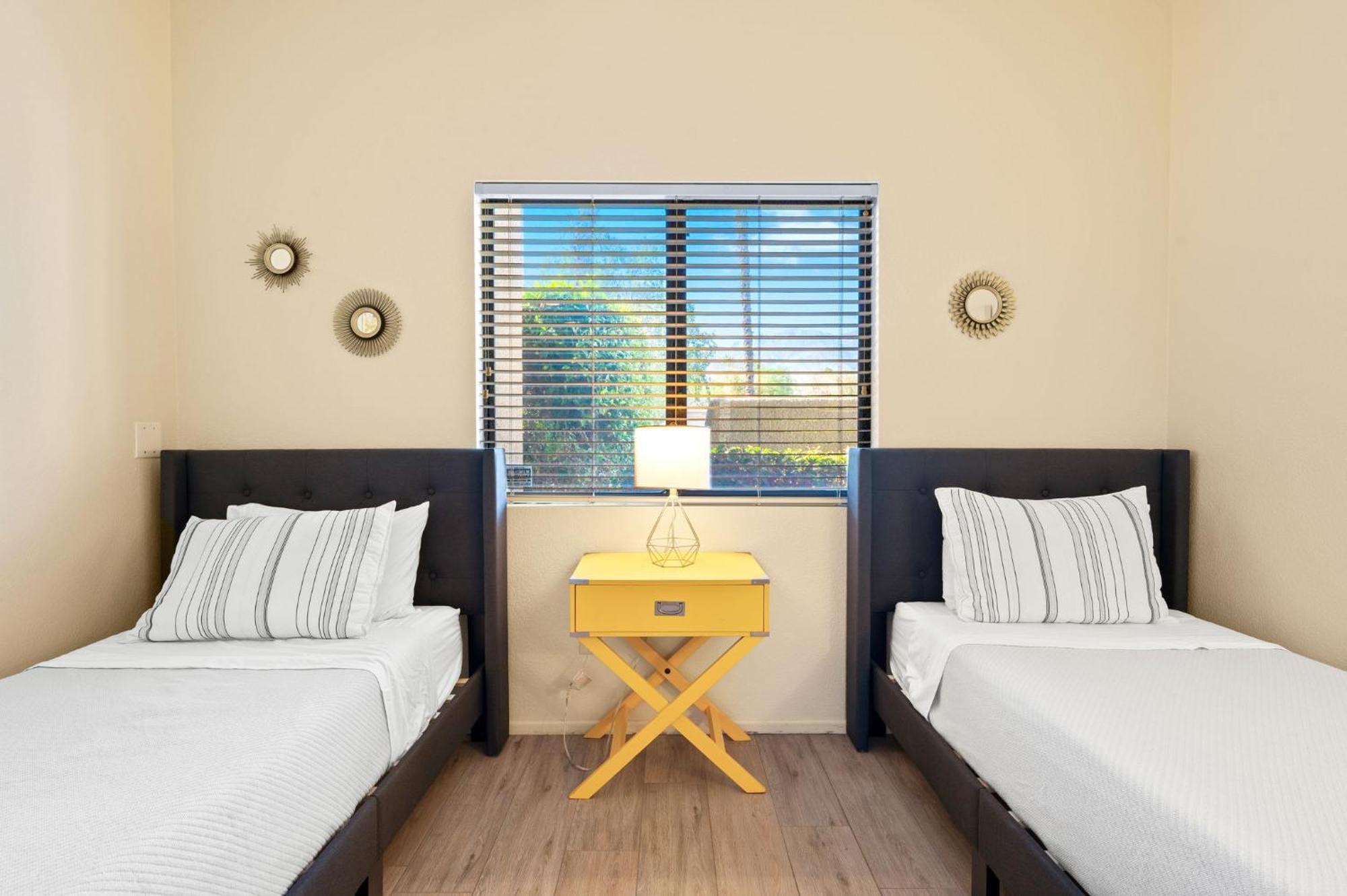 Midnights At The Oasis Villa Кътидръл Сити Екстериор снимка